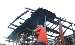 Antalya'da 2 katlı ev sobadan çıkan yangında küle döndü