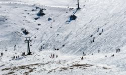 Antalya'da sahilde deniz, zirvede kayak keyfi