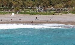 Antalya'da yağış sonrası güneş açtı, sahillerde yoğunluk oluştu