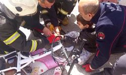 Ayağı bisiklete sıkışan çocuğu itfaiye kurtardı