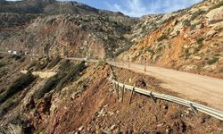 Aydıncık-Bozyazı karayolunda çökme yaşandı