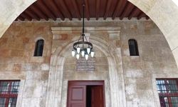 Depremde ağır hasar gören tarihi Mustafa Şevki Paşa camisinde restorasyon çalışması devam ediyor