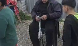 Depremde ölen yakınları için emekli maaşını dağıttı