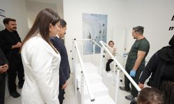 Depremzede Zeynep, özel hazırlanan protez bacakla yeniden yürümeye başladı