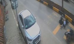 Devrilen motosikletteki 2 kişi yaralandı; kaza kamerada