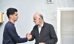 FIFA Başkanı Infantıno'nun izlediği maçta, İran Milli Takımı sahaya öldürülen çocukların fotoğraflarıyla çıktı (2)