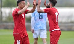 FIFA Başkanı Infantıno'nun izlediği maçta, İran Milli Takımı sahaya öldürülen çocukların fotoğraflarıyla çıktı / Ek fotoğraflar