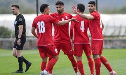 FIFA Başkanı Infantıno'nun izlediği maçta, İran Milli Takımı sahaya öldürülen çocukların fotoğraflarıyla çıktı