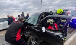 Hafif ticari araçla otomobil çarpıştı: 1 ölü, 3 yaralı