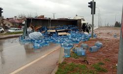 Hassa'da kamyon devrildi, damacanalar yola savruldu