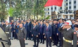 Hatay protokolü 18 Mart Çanakkale Zaferi programı kapsamında şehitliği ziyaret etti