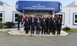 Hatay Valisi Mustafa Masatlı AFAD personellerine rütbe taktı