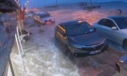 Hatay'da fırtına yaşamı olumsuz etkiledi; dalgalar yola kadar geldi