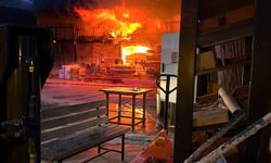 İnşaat malzemesi deposu yandı
