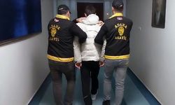 Kaldırım taşıyla kırdıkları vitrinlerdeki cep telefonu ve elektronik ürünleri çaldılar