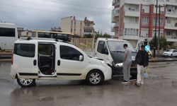 Kamyonet ile hafif ticari araç çarpıştı: 1 yaralı
