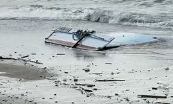 Kayalıklara çarpan tekne parçalandı