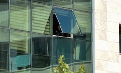 Kaymakamlık binasında ateş açıp, kendini odaya kilitledi