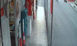 Kırmızı ışık ihlali yapan motosikletli, otomobille çarpıştı; kaza anı kamerada