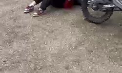 Kız öğrenci, tartıştığı akranını yere yatırıp ayağıyla yüzüne bastı