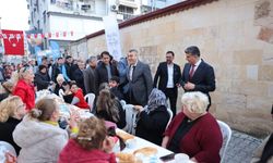 Mersin protokolü Akdeniz'de vatandaşlarla iftar yaptı