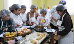 Mersin'de çocuklar geleneksel ve dünya mutfağından yeni tatlar öğreniyor