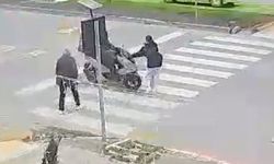 Mersin'de motokuryenin yaya geçidinde çocuğa çarptığı kaza kamerada: 1 yaralı