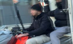 Motosiklet üzerinde şişme botla tehlikeli yolculuk