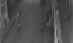 Motosikleti sürükleyerek çaldılar, o anlar kamerada