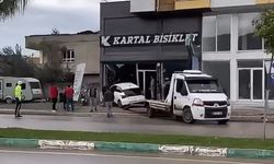 Osmaniye'de otomobilin iş yerine daldığı kaza kamerada