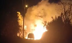 Osmaniye'de park halindeki otomobil alev alev yandı