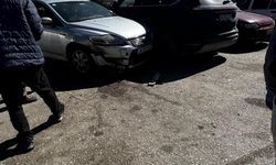 Otomobil, araca çarptı; tamirhaneye daldı; kaza kamerada