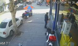 Otomobil ile motosikletin çarpıştığı kaza kamerada: 1 yaralı