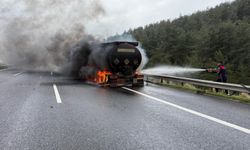 Otoyolda asfalt yüklü tanker yandı