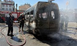 Park halindeki otomobil ve midibüs alev alev yandı