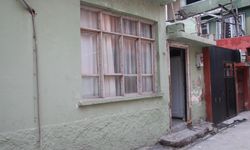 Silikon maskeli saldırganlar zorla girdikleri evde kurşun yağdırdı: Anne ve oğlu yaralandı