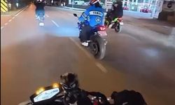 Sürücülerinin tek teker üzerinde kullandığı 2 motosiklet kaza yaptı: 2 yaralı