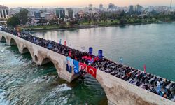 Tarihi Taşköprü'de iftar