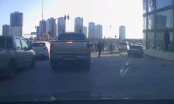 Tartıştıkları kişinin otomobiline sopa ve sandalyelerle zarar verdiler