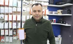 Telefon almak isteyen müşterinin gönderdiği fazla parayı iade etti