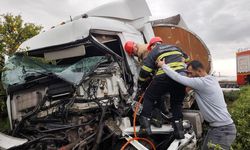 TIR'la çarpışan tanker portakal bahçesine girdi: 2 yaralı