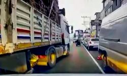 TIR'la otomobilin önünü kesip, sürücüyü tehdit eden baba ile oğlundan 'el hareketi' iddiası