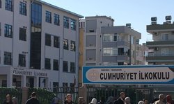 Mersin'de Okullarda Yeni Dönem: Veliler Kapıda Bekledi, Güvenlik Üst Seviyeye Çıktı