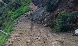 Adana'da heyelan nedeniyle köy yolu kapandı