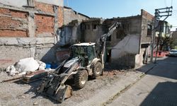 Akdeniz Belediyesi metruk binaları kontrollü şekilde yıkıyor