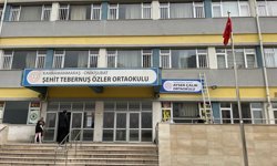 Ayser Çalık Ortaokulu'nun tabelası, yeni binaya asıldı