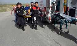 Babasından izinsiz aldığı otomobille polislere çarptı: 2 yaralı