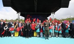 Başkan Vekili Özdemir, koltuğunu çocuk başkana devretti