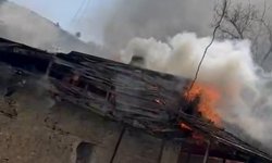 Bucak'ta boş ahşap ev yanarak küle döndü
