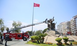 Çıktığı anıtta üzerine benzin döküp dans etti